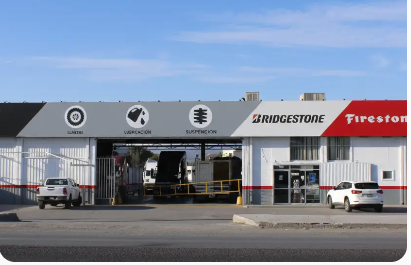 Fachada de SAGO Matriz en Gómez Palacio, con lonas de Bridgestone y Firestone